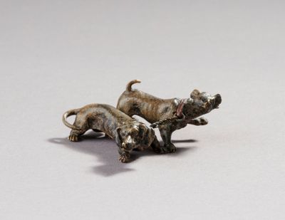 deux petites figurines représentant des chiens sur un fond blanc