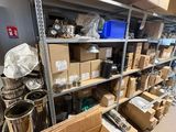 de nombreuses caisses de marchandises dans l'entrepôt, sur les rayonnages