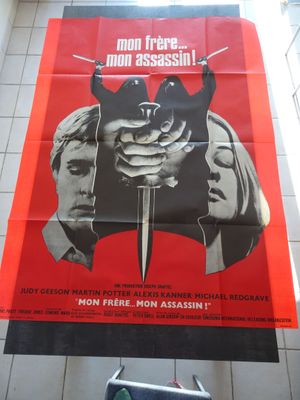 une grande affiche accrochée au mur d'un immeuble