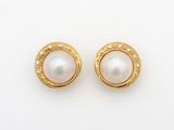une paire de boucles d'oreilles en perles et or