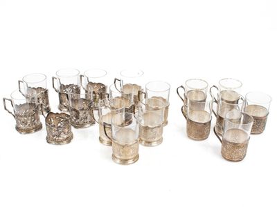 Trois services à thé en argent et verre, comprenant chacun s… - Photo 1