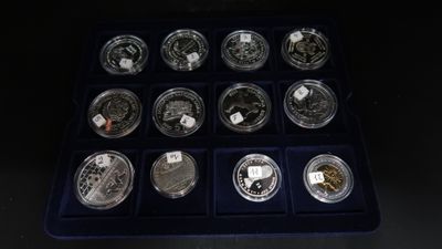 une boîte de pièces d'argent présentant différents motifs