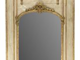 une image représentant un miroir avec un cadre doré sur fond blanc