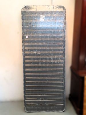 un réfrigérateur noir posé sur une table dans une pièce