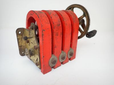 un objet rouge posé sur une table