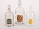trois bouteilles en verre placées l'une à côté de l'autre