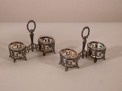 trois objets en argent et en verre posés sur une surface blanche