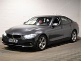 une photo d'une BMW grise garée dans un garage