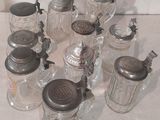 de nombreux bocaux en verre et bocaux munis de couvercles posés sur une table