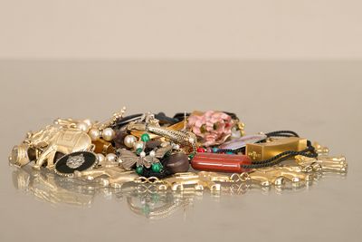 un tas de bijoux posé sur une table avec un fond blanc