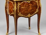 une petite table avec un plateau en bois et des décorations dorées