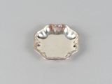 assiette en argent plaqué ornée d'un motif floral sur le bord