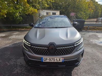 la photo d'une voiture grise garée dans un parking
