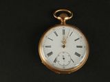 une montre de poche en or avec des chiffres romains