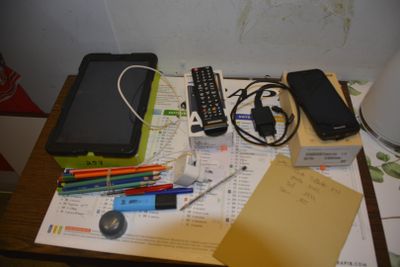 une photo d'une table sur laquelle se trouvent un téléphone portable, un stylo, un téléphone portable, un bloc-notes, un téléphone portable et d'autres objets