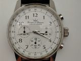 gros plan d'une montre sur une surface blanche
