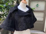 un gros plan sur un mannequin vêtu d'une veste noire