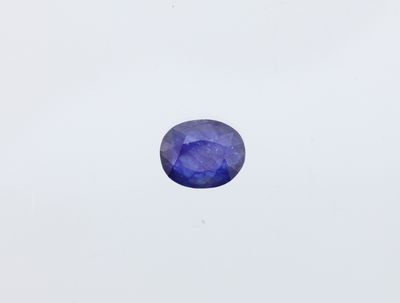 un saphir bleu sur fond blanc