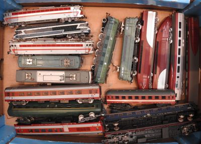 beaucoup de petits trains dans une boîte posée sur la table
