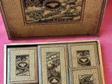 une boîte sur laquelle figure l'image d'un homme et d'une femme