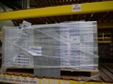 une palette chargée de nombreux cartons dans un entrepôt