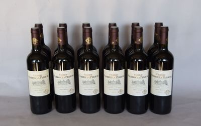 six bouteilles de vin sont alignées sur une table