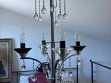 un lustre suspendu au plafond d'une chambre