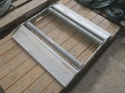 une échelle posée sur une palette