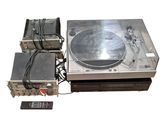 une photo d'une platine vinyle équipée d'un lecteur CD et d'autres appareils électroniques