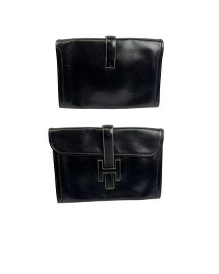 une paire de portefeuilles en cuir noir sur fond blanc