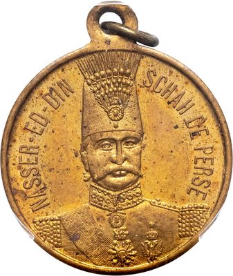 Gros plan sur une médaille d'or ornée d'une couronne