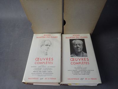 les deux livres sont ouverts sur une table, à côté d'une photo d'un homme