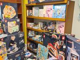 une pièce remplie de nombreux jouets et livres