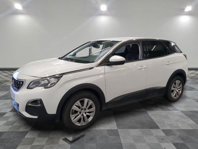 une photo d'un 4x4 blanc garé dans un garage
