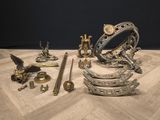 beaucoup d'objets posés sur le sol