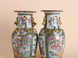 deux vases posés côte à côte sur une table
