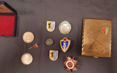 beaucoup de badges et d'autres objets posés sur une table