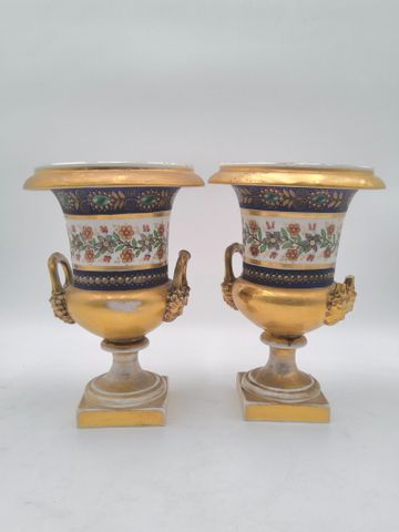 Paire de vases de forme Médicis en porcelaine de Paris un décor p...
