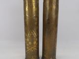 une paire de vases anciens en laiton sur fond blanc
