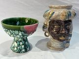 deux vases posés l'un à côté de l'autre sur une table