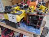 un grand nombre d'outils posés sur une table