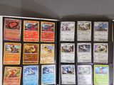 une photo montrant une collection de cartes Pokémon posée sur une table