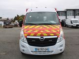 une camionnette blanche ornée d'un motif à carreaux rouges et jaunes