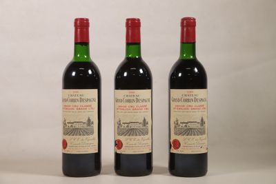 trois bouteilles de vin rouge posées côte à côte sur une table