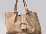une image représentant un sac à main en cuir beige sur fond blanc