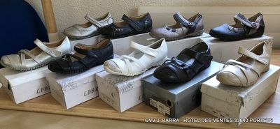 de nombreuses paires de chaussures posées sur une boîte