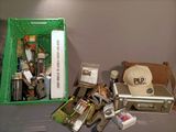 de nombreux objets posés sur une table