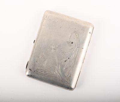 un étui à cigarettes ancien en argent, orné d'un motif floral