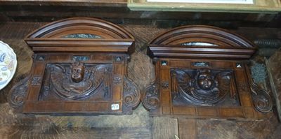 deux plaques en bois posées sur le sol d'une pièce