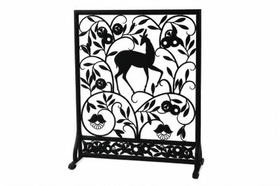 paravent en métal noir orné d'un motif représentant un cerf et des fleurs